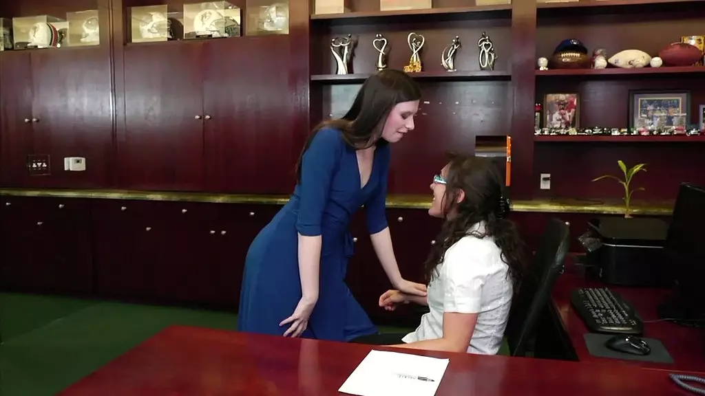 Шинн Сейдж и Талия Мак занимаются этим в адвокатской конторе