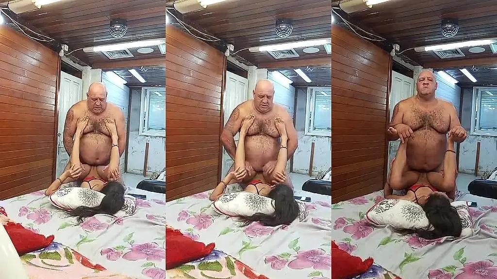 loira de 24 anos agora transar com esse veiooo grandao ela sente tesao pelo coroa