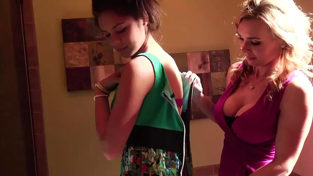 Лесбийское развлечение с Таней Тейт и Ниной Джеймс