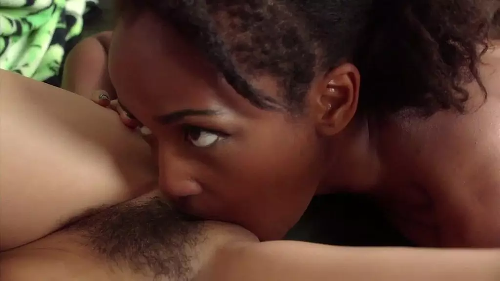 межрасовая лесбийская фантазия на кожаном диване возбуждает девушек