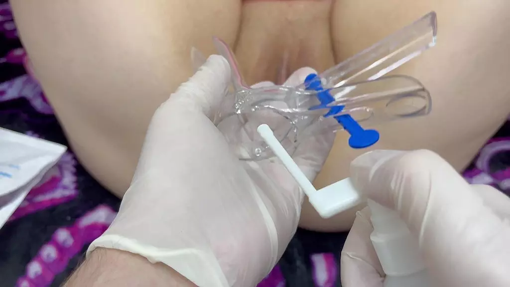 мой домашний гинеколог осмотрел мою киску изнутри