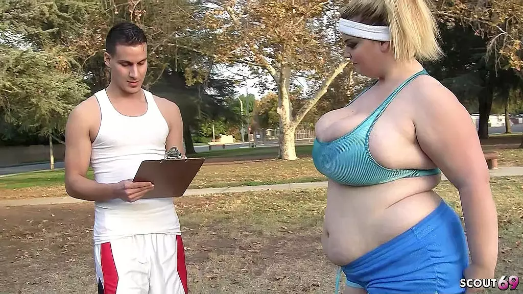 парень разговаривает с пумой с большими натуральными подпрыгивающими сиськами о первом трахе с пухлыми сиськами