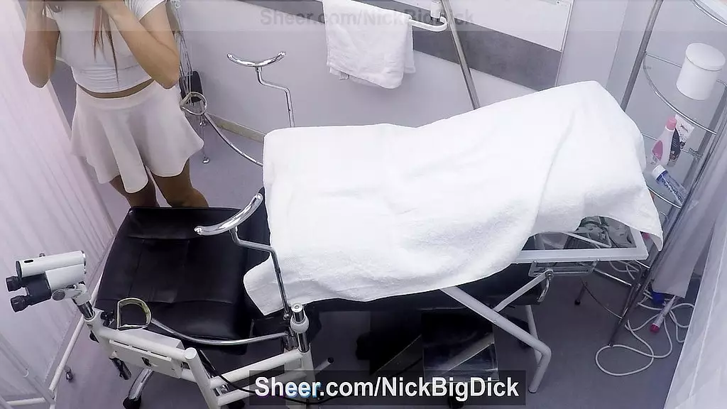 гинеколог падает на своего пациента, который является прекрасной девственной девушкой