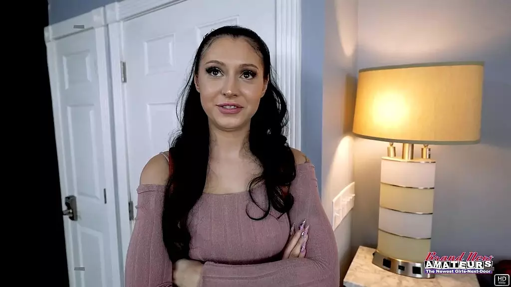 брюнетка студентка Рэйвен Лейн сосет член и получает трах в свою мокрую пизду!