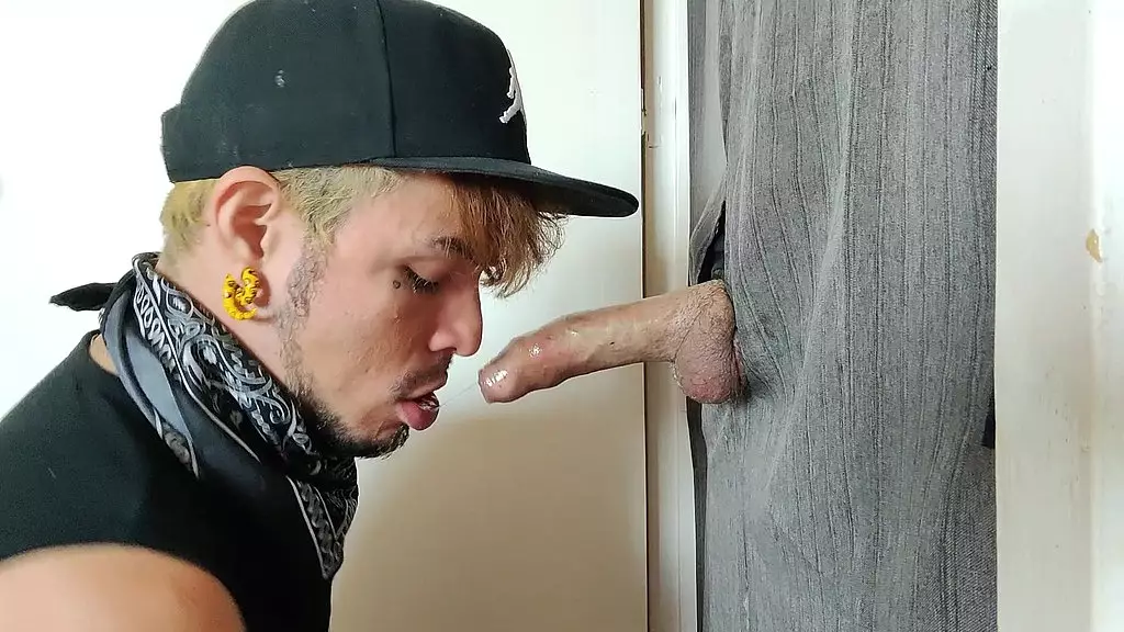 leo bulgari ест член натурала в дырке в стене своего дома - полное видео!!!