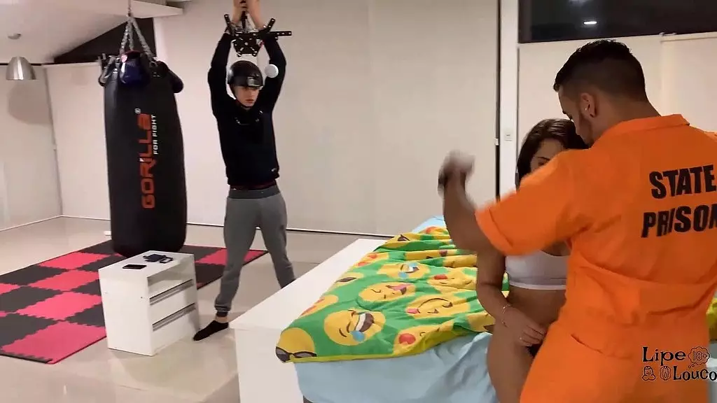 algemei o corno e transei com a mulher dele enquanto helpia ela fodendo com outro