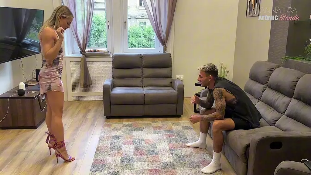 распутная жена изменяет мужу с его лучшим другом: тайная дрочка ногами и минет