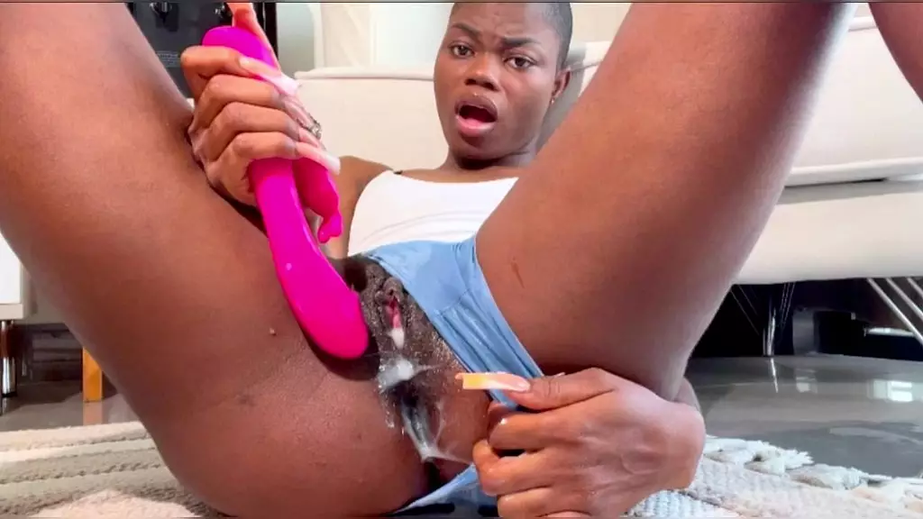 Трахаю свою мокрую киску, пока не достигну кремового оргазма