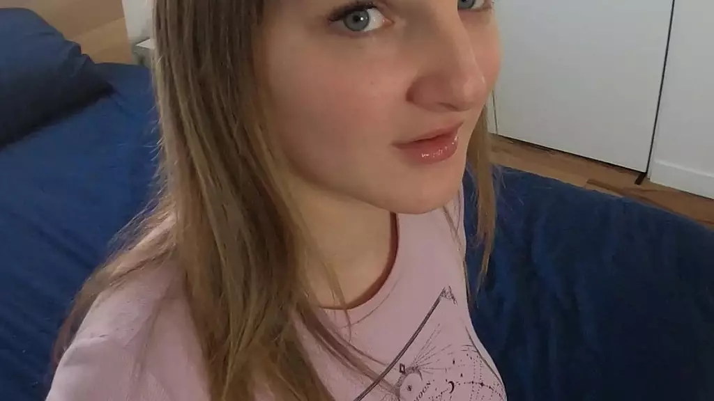 я трахнул свою соседку по квартире с большими натуральными сиськами после того, как выиграл игру в FIFA