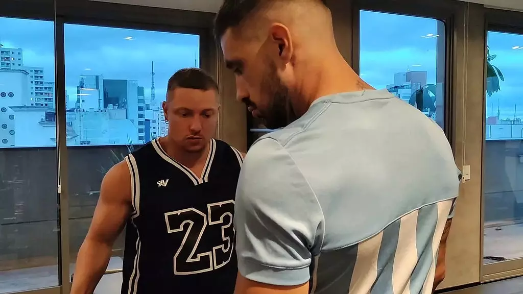 follada con vecino me pidio ayuda en el Gym y yo le pedi la leche!!!