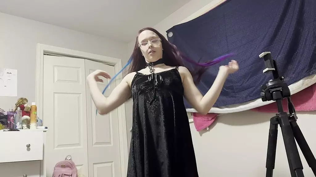 крошечный подросток против большого члена