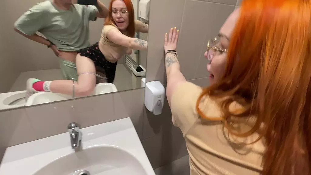 схватил незнакомку и поставил ее на колени в общественном туалете!