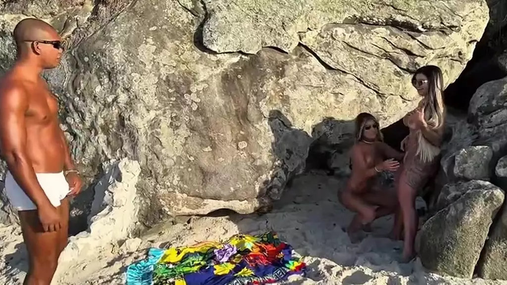 meti com a travesti ninfeta na praia junto com a major buceta do brasil