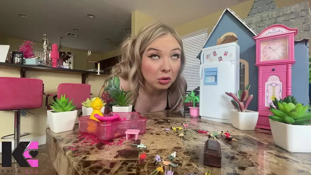 не подозревающая великанша обнаруживает в себе вкус к кричащим/дерующимся крошечным существам