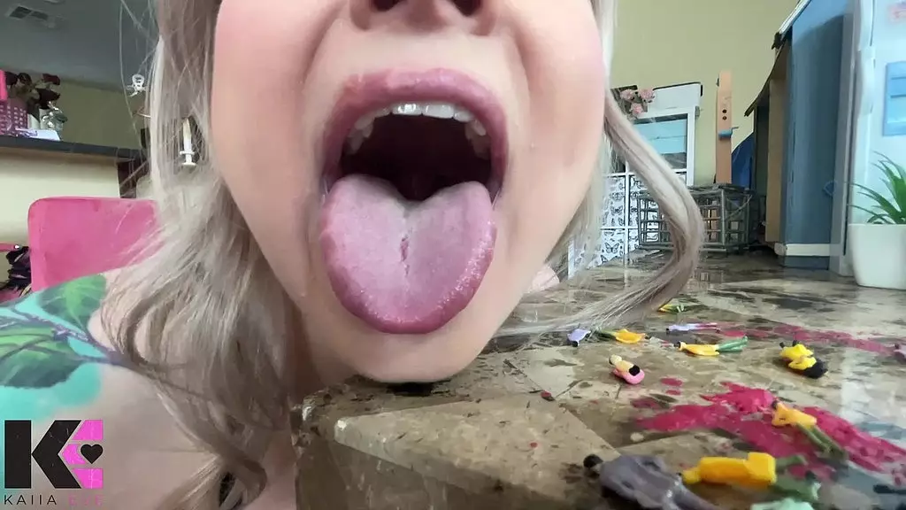 великанша уничтожает крошечную популяцию: пожирательница, сосредоточенная во рту