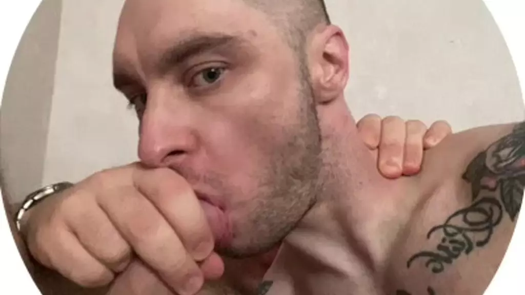 кончаю в рот парню в костюме