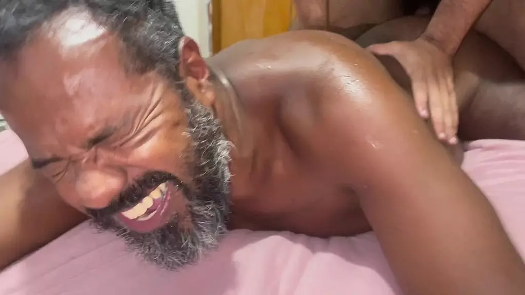 o vizinho coroa pauzudo veio aqui em casa trocar uma lampada eacabou me comendo comendo o dot grande e Grosso