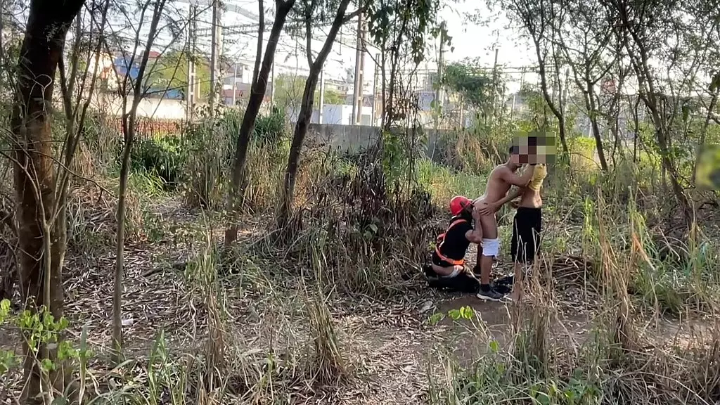 luccas melo - ofereceu o cuzinho para homens que caminhavam pelo parque afim de fuder