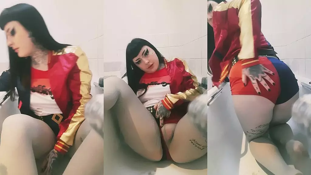 писаю через свои колготки Харли Квинн!