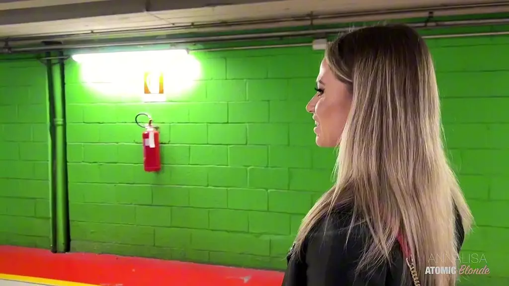 рискованный публичный минет: блондинка-шлюшка глотает все это