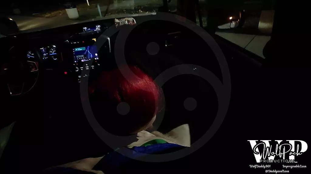 mtf азиатско-американская рыжая транссексуалка шлюха-сперма impregnablelexa играет на публике в зоне отдыха в машине