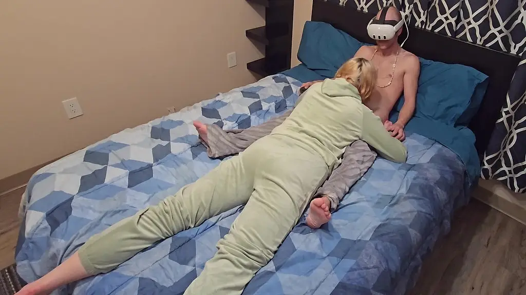 sucking dick while watching 3some ar porn!