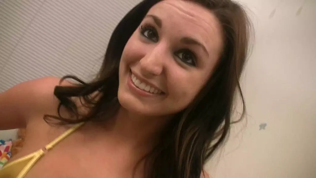 Дженни Уэлч сорвала сексуальные колготки во время танца на коленях от первого лица