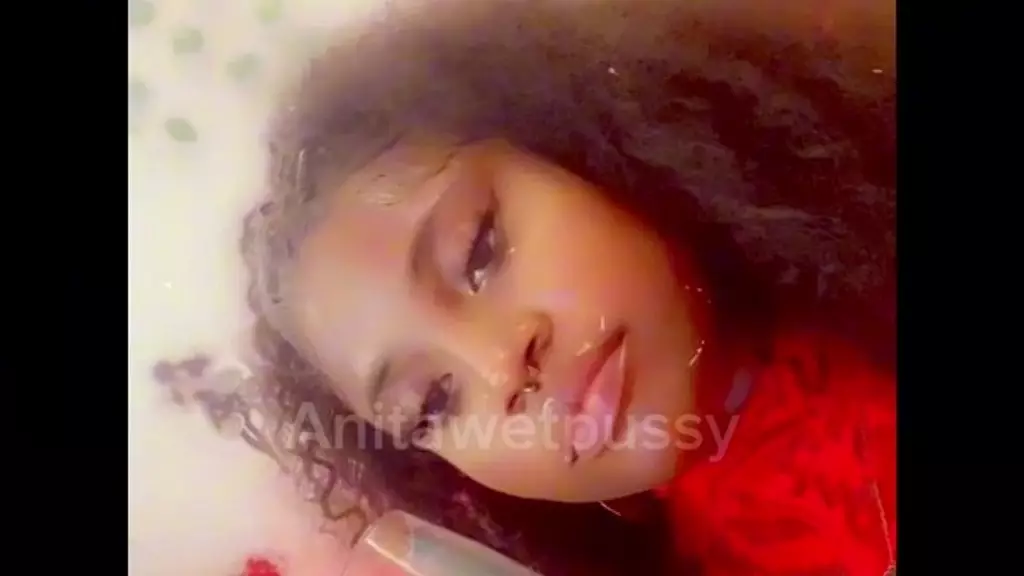 anitawetpussy облитая сливками на ее чистой киске и теле яйца (свежие как бриллианты)