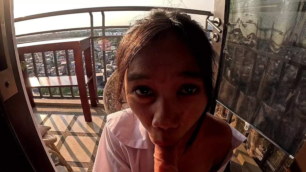 миниатюрная юная сводная сестра мастурбирует на улице от первого лица