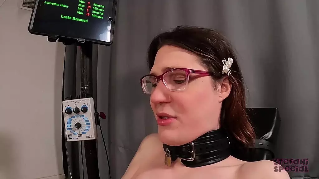 покорная транс-девушка страдает от игры с таймером электрошока, трахающей мозг