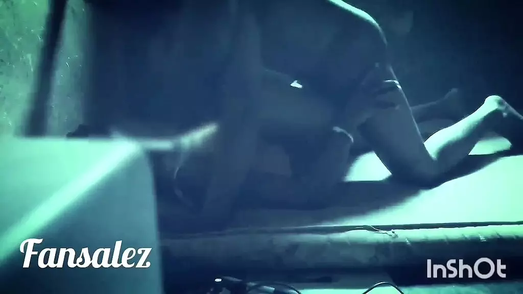 домашнее: похотливая девушка делится своей узкой киской (полное видео в красном)