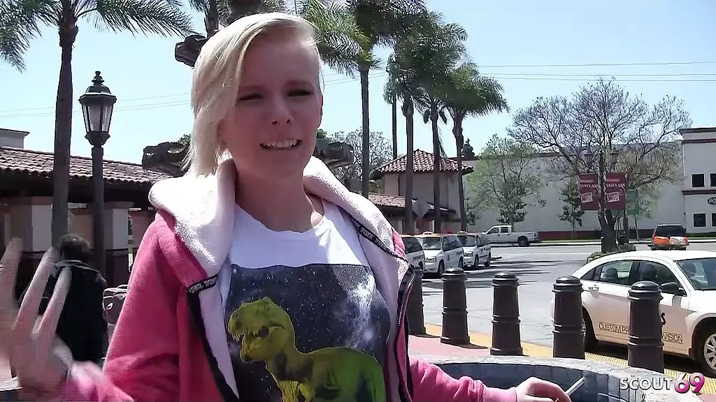 Маленькая блондинка-подросток с короткими волосами, с большим клитором и маленькой грудью берется и трахается со старшим парнем