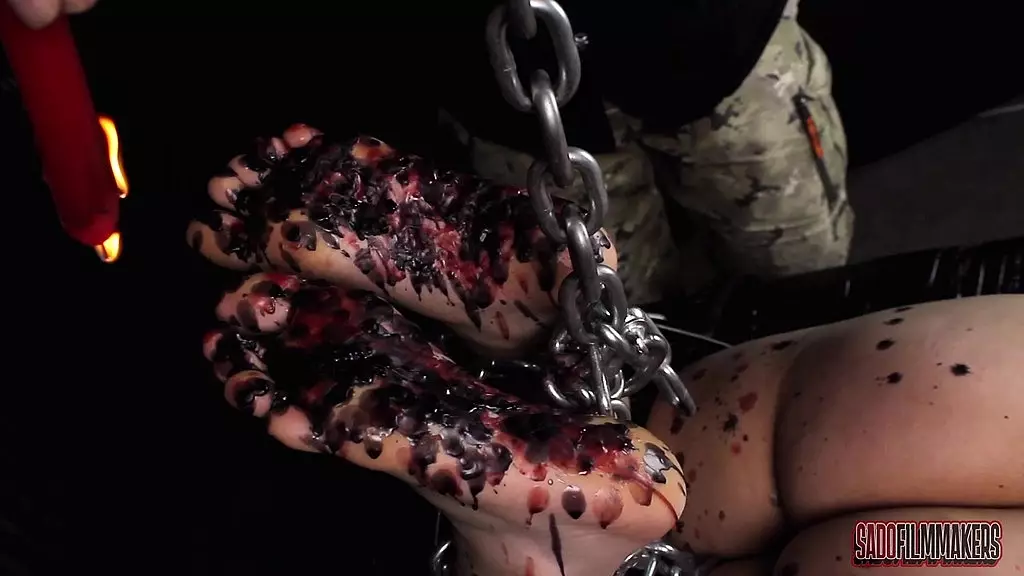 я наказал ноги этой шлюхи, которая любит боль, горячим воском