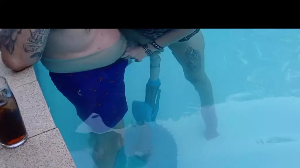bigjoefuckalot трахается в бассейне со шлюхой, которая мастурбирует с жутким