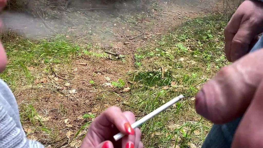 минет и курю две сигареты и кончаю мне в рот, долго играю