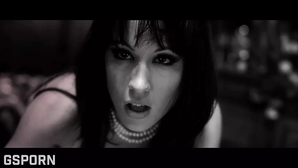 чувственный секс с блондинкой и брюнеткой-лесбиянками, которым нравятся горячие члены