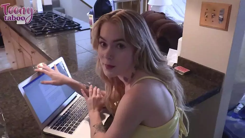 sage fox трахает своего отчима, когда она в отъезде! seth brogan creampies her!