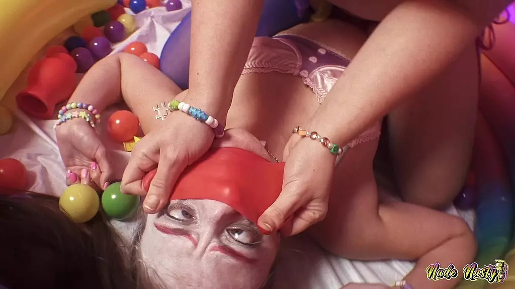 Клоун-таун, эпизод 1: анальный цирковой секс втроем с Джией и Софией