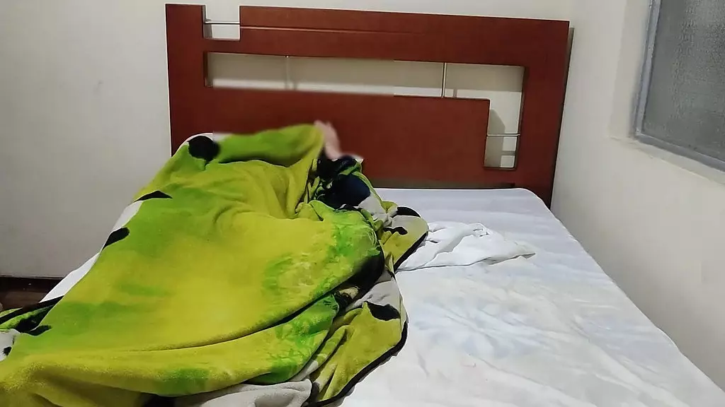 мадрастра: вход в мой уголок, где я нахожусь в энфермо, и ле да уна пастилья двусмысленная, су hijastro Tiene уна эрекция конечной точки падения, чтобы бахар су возбуждение