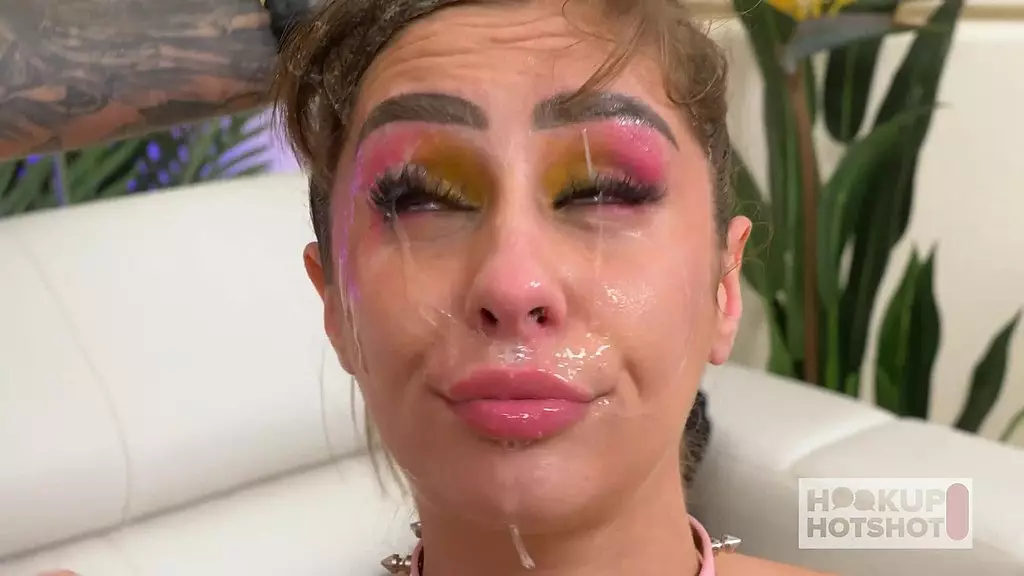 Голодная до члена шлюха Томми Кинг принимает это в задницу!