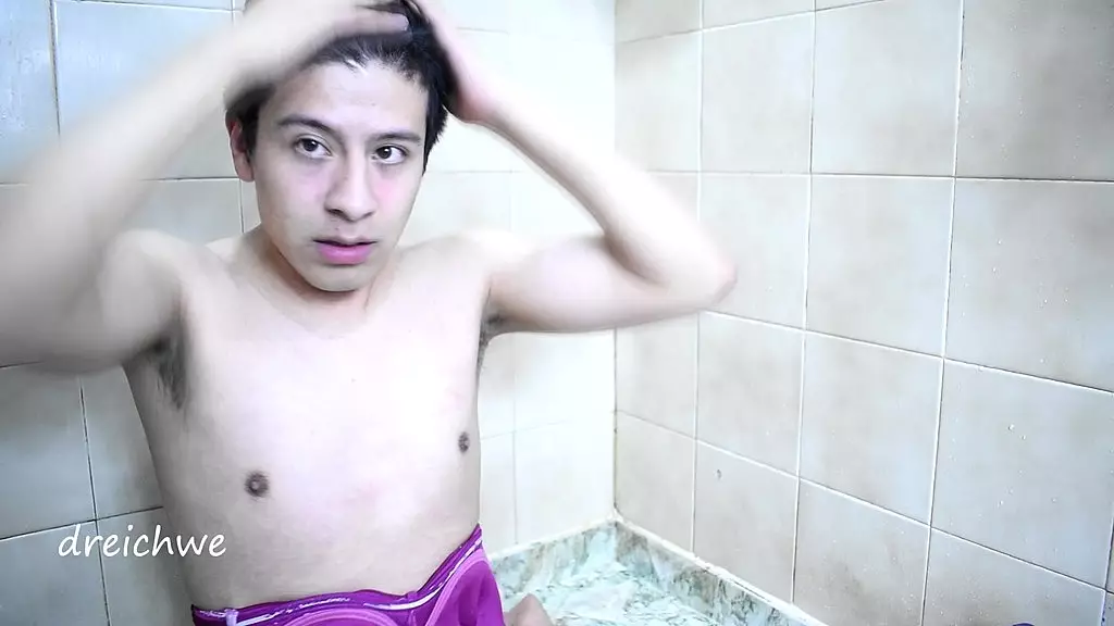 фетиш женской одежды в ванной