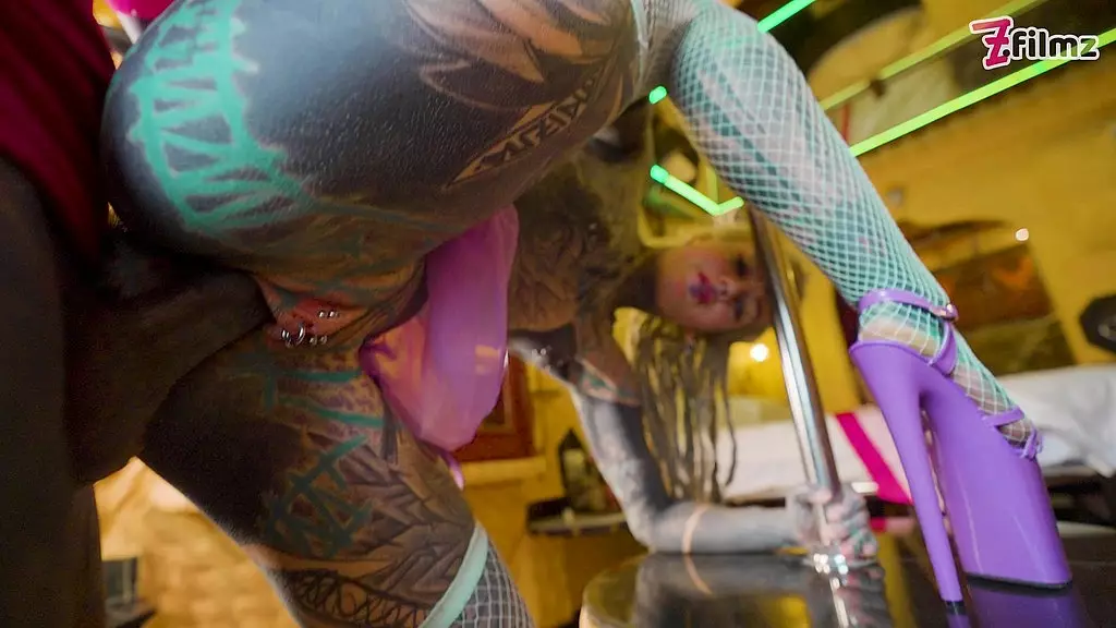 татуированная стриптизерша с дредами заканчивает свое шоу счастливым концом анала и спермы на лице!