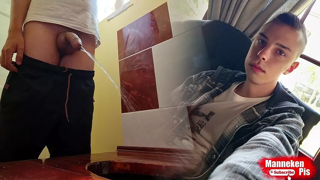 большая струя в общественном туалете - моча