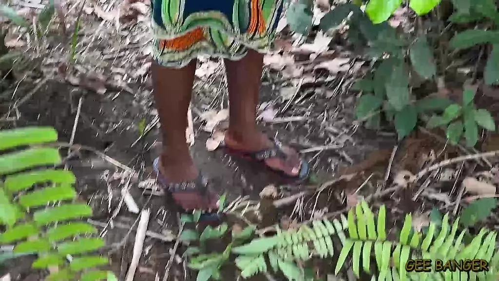 секс-любитель на отдыхе в кустах