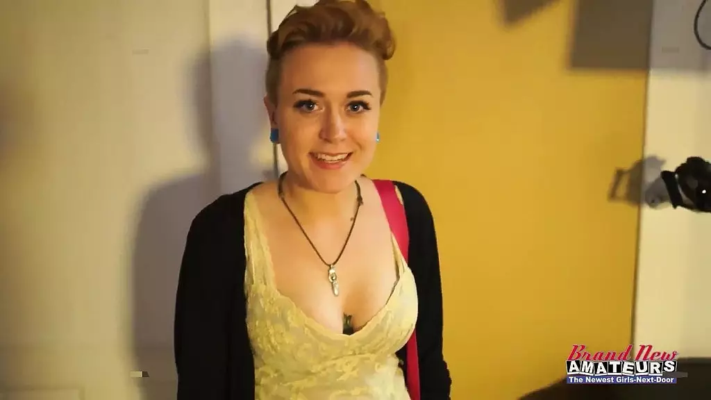 стройная татуированная милашка Мика делает глубокую глотку члена и глотает сперму!