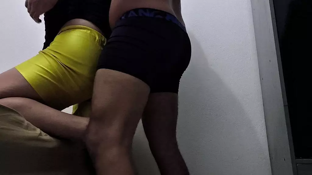 девственный школьник вошел в мою секретную комнату, интенсивный поцелуй, идеальная задница, большой член, дрочка через нижнее белье