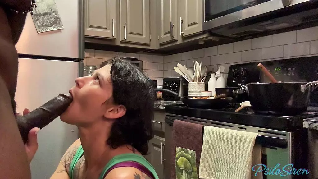 пикантная жизнь традвайф - межрасовая пара трахается на кухне, пока она готовит ему ужин псило сирена мэтт епископ