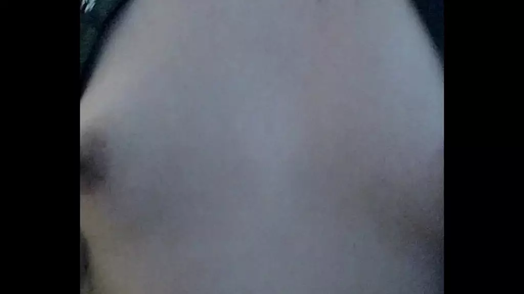 поднимаюсь и спускаюсь по лестнице с моей сисси-грудью