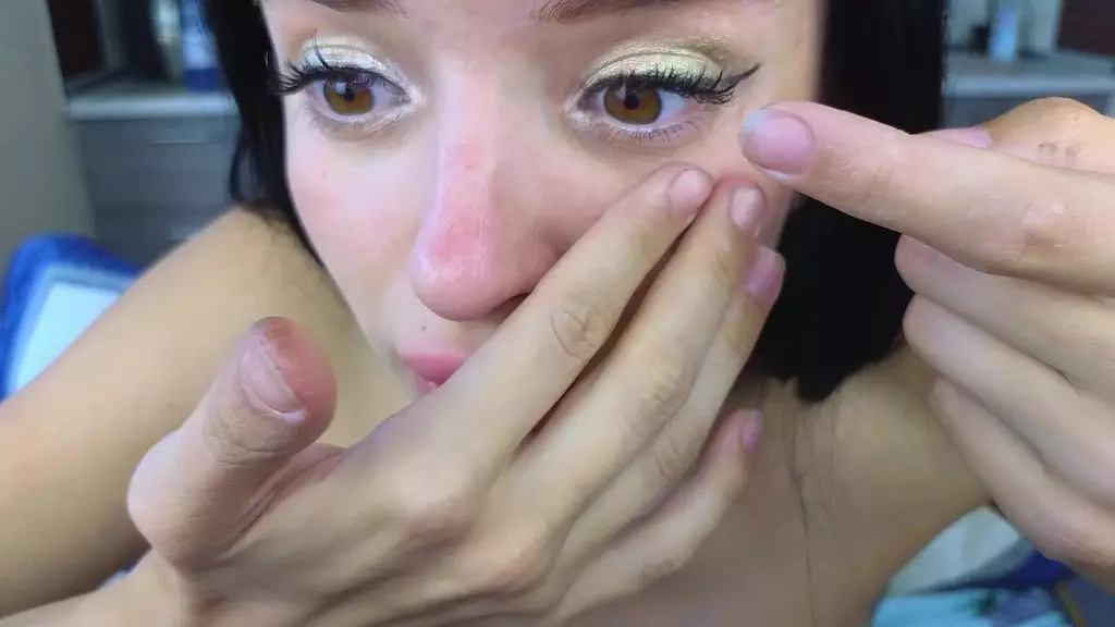 грязный и беспорядочный банкомат для маленькой Алисы от папочки