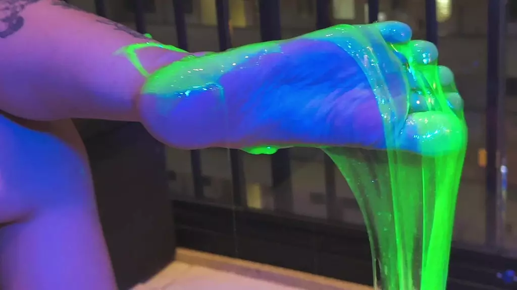 наслаждаюсь своими липкими скользкими ногами